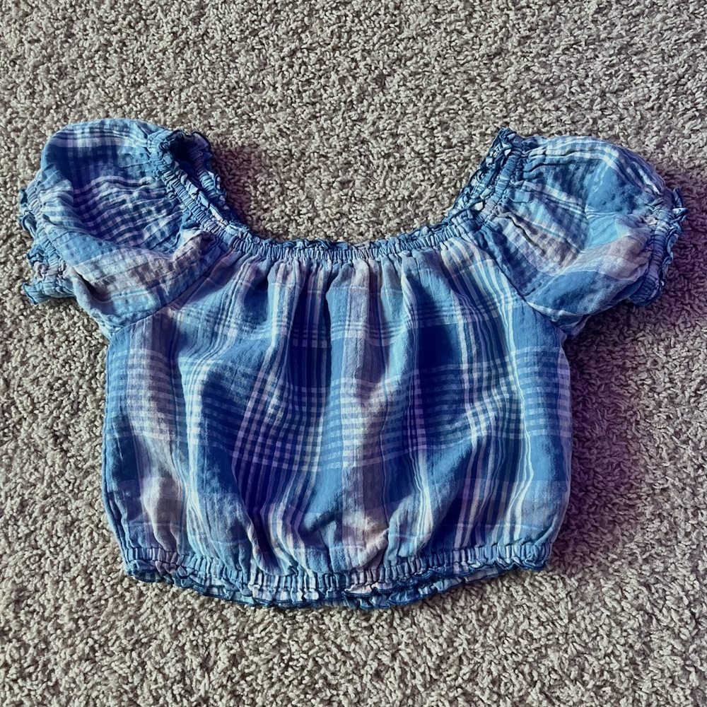 Same look both sides. Nice top. A bit poofy at the waist. Never worn.